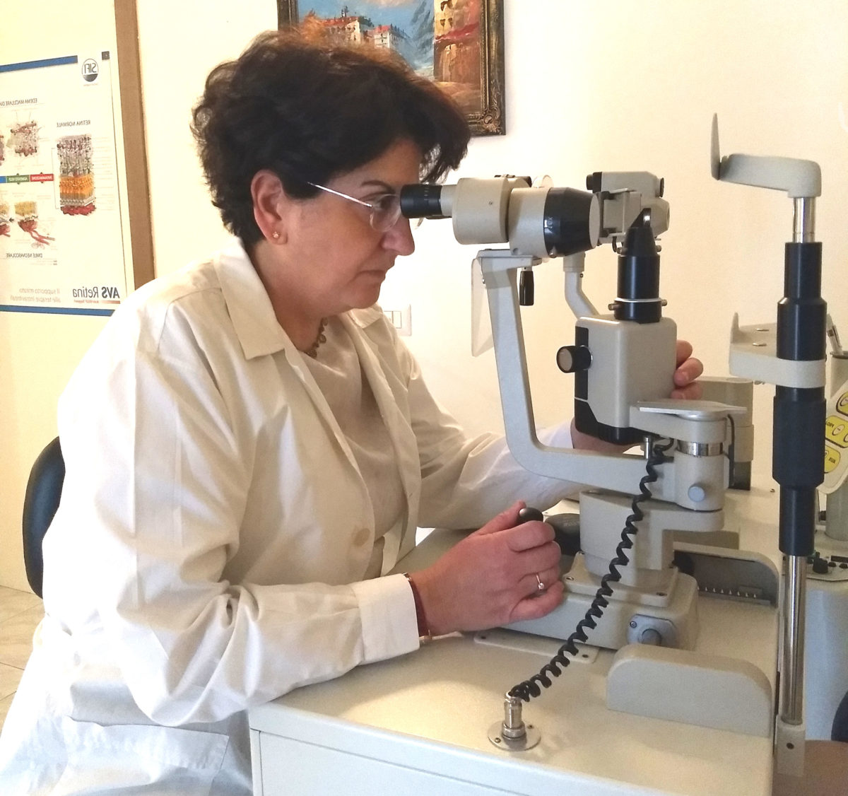 dott.ssa oculista Hala Fallah seduta allo strumento per le visite